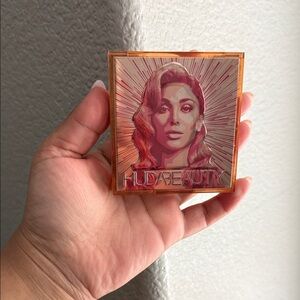 HUDA BEAUTY MEDIUM GLOW OBSESSIONS